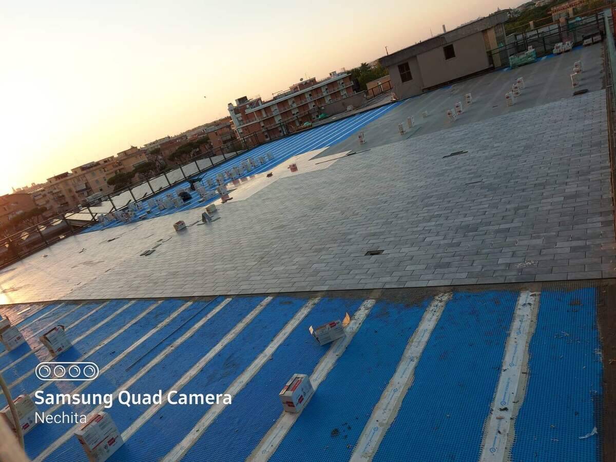 Cantiere della copertura al tramonto