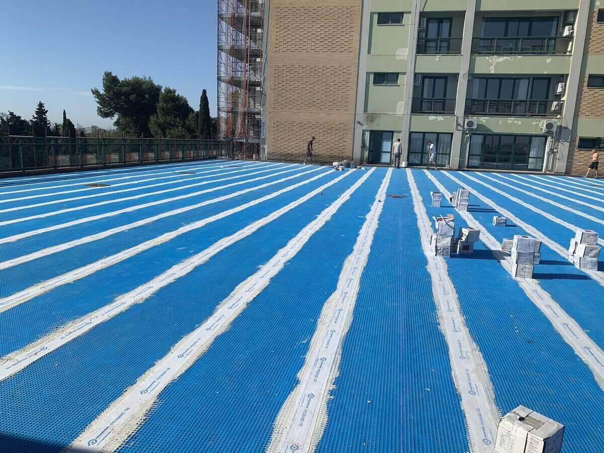 Terrazzo pavimentato con segnaletica a terra