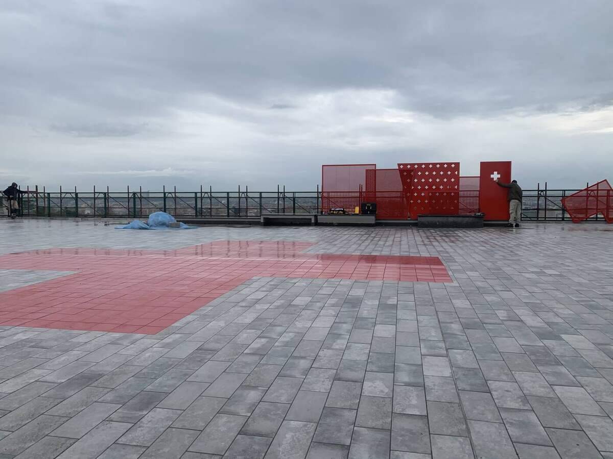 Quinte rosse con croci installate sulla terrazza