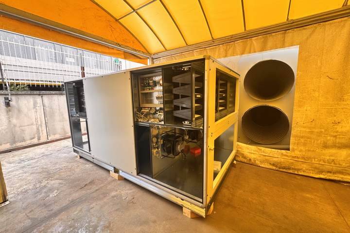 UTA aperta: ventilatori, batterie e automatismi interni