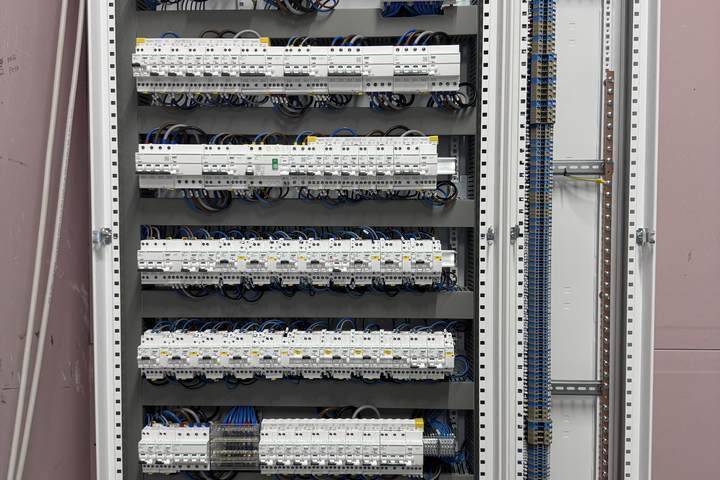 Quadro elettrico industriale aperto: interruttori e cablaggi
