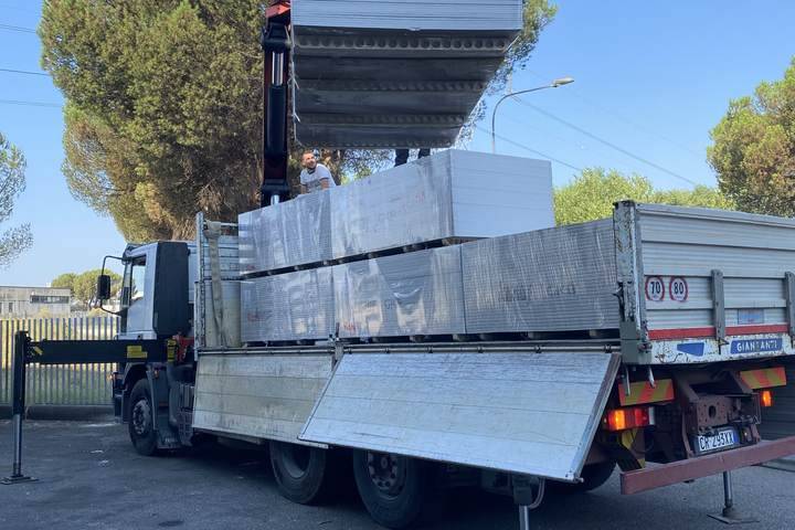 Consegna pannelli sandwich in cantiere