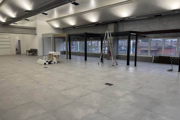 Spazio commerciale ristrutturato