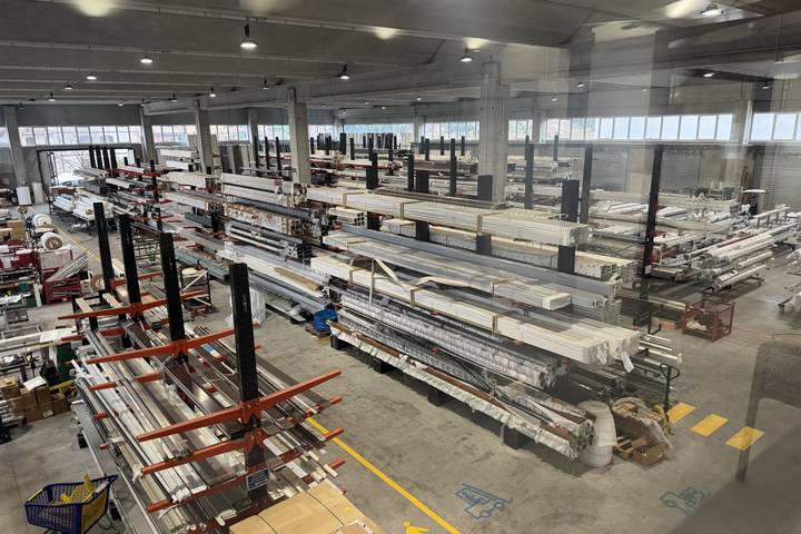 Magazzino industriale con illuminazione LED