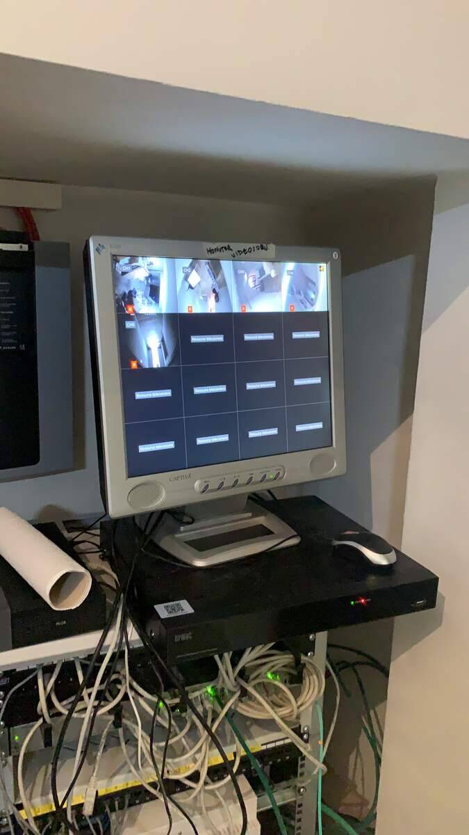 Postazione di videosorveglianza con monitor e videoregistratore
